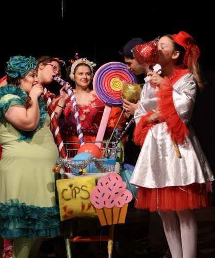 ‘BİZİM AYŞE ABUR CUBUR KRALLIĞI’NDA’ ÇOCUKLARLA BULUŞTU