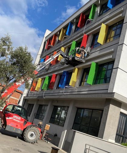 Okul aile birliği ve hayırseverlerden destek... İlçenin en büyük okulu klimalarla donatılıyor
