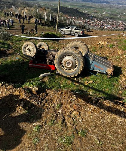 Şarampole devrilen traktör sürücüsü hayatını kaybetti