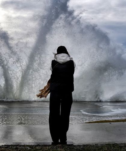 İstanbul'da lodos etkili oldu, dev dalgalar sahili kapladı