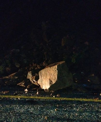 Marmaris'te toprak kayması nedeniyle yol trafiğe kapatıldı