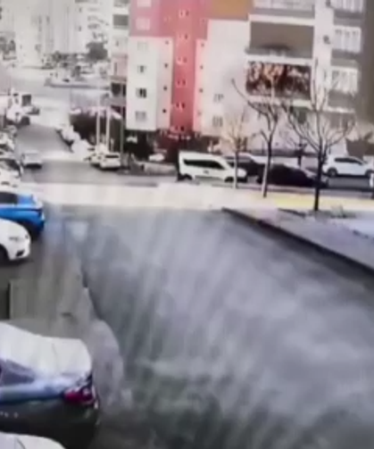 Freni boşalan akaryakıt tankerinin 8 aracı hurdaya çevirdiği anlar güvenlik kamerasında