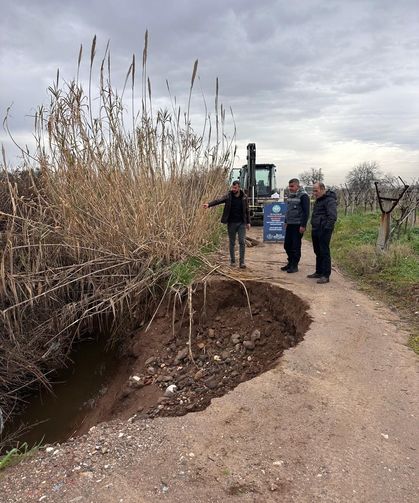 Belediye Ekipleri Ova Yollarındaki Göçükleri Giderdi
