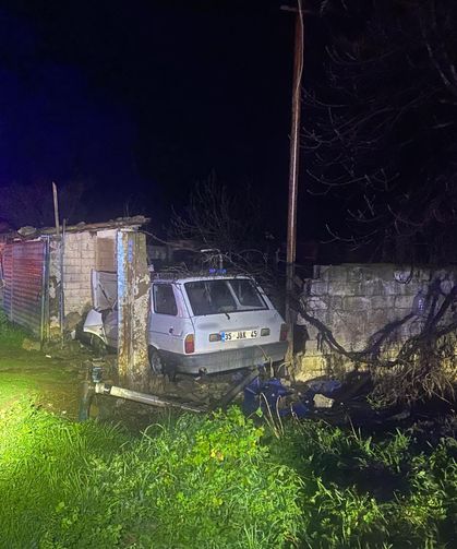İzmir'de otomobil bahçe duvarına çarptı: 1 kişi hayatını kaybetti