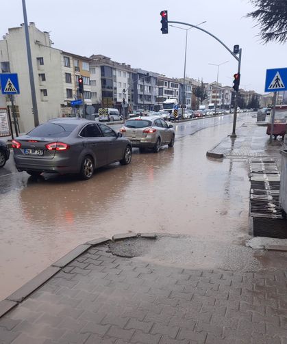 Cadde göle döndü, sürücüler zor anlar yaşadı