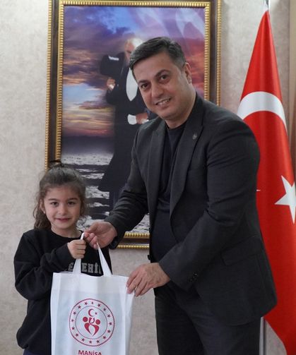 Müdür Öztürk'ten minik satranççı Deniz Erol'a övgü