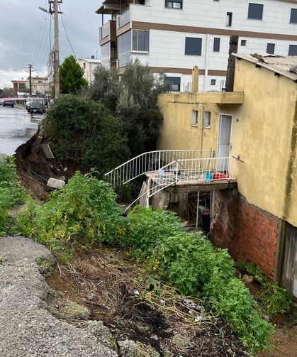 İzmir’de evin istinat duvarı çöktü