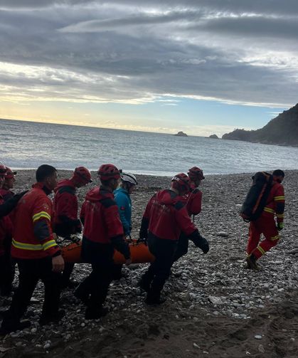 Kayalıklardan düşen genç kurtarıldı