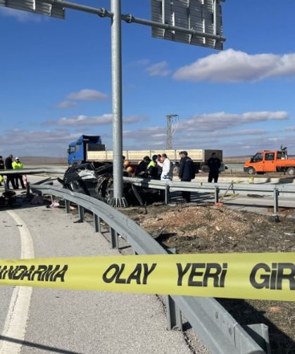 Otomobil bariyerlere ok gibi saplandı