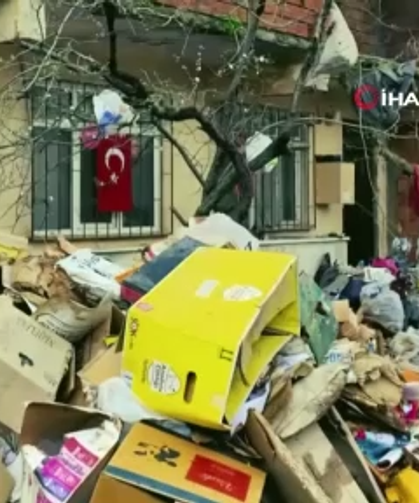 Kötü koku ihbarıyla gidilen evden 30 ton çöp çıktı