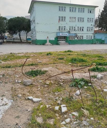 Manisa’da okul önündeki inşaat demirleri öğrenciler için risk oluşturuyor