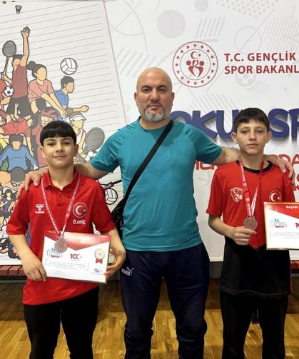 Yunusemreli yıldız güreşçilerden iki bronz madalya