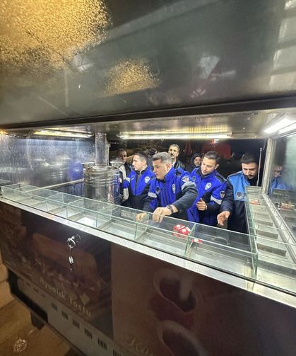 İzmir'de iki bardak çayı 300 liraya satan satıcıların malzemelerine el konuldu