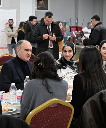 Vali Özkan Manisa CBÜ’lü öğrencilerle iftarda buluştu