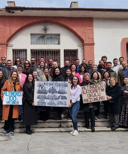 Salihli’de ilkokul mezunları 25 yıl sonra buluştu