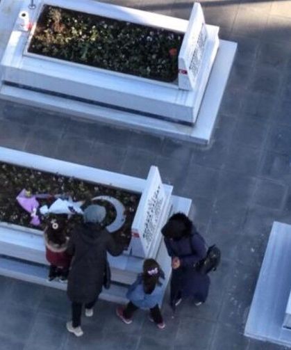 El ele verip şehitlikte temizlik yaptılar