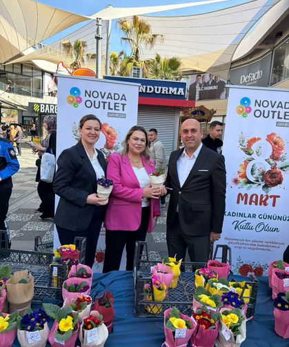 8 Mart kadınlar gününde Novada AVM de ziyaretçilere 5000 adet çiçek