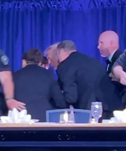 Trump'ın katıldığı yemekte silah sesleri!