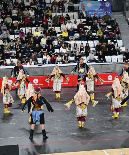 Halk oyunları yarışmasına Manisa Büyükşehir Belediyespor damga vurdu