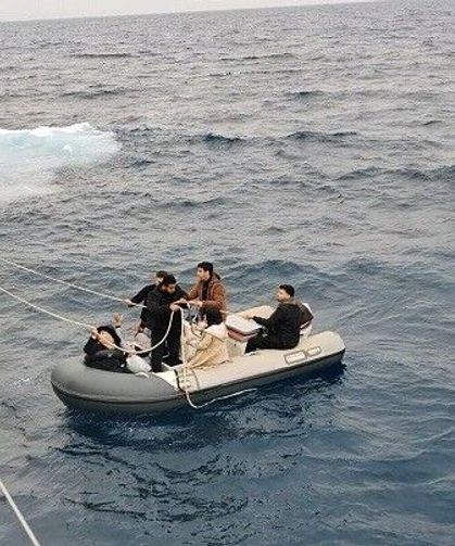 Yunanistan'ın geri ittiği 6 göçmen kurtarıldı, 1 göçmen kaçakçısı yakalandı