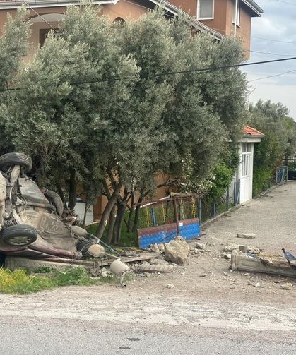 Otomobil evin bahçe duvarına çarptı: 1 ölü, 1 yaralı