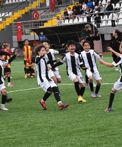 Yunusemre’de 23 Nisan coşkusu yeşil sahada yaşandı