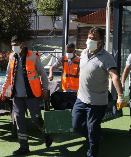 Reklam panosundan çürümüş ceset çıktı