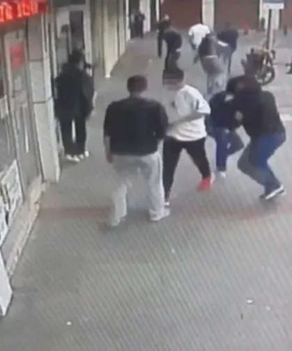 Silahlı kavgada 4 kişi yaralandı: O anlar kamerada
