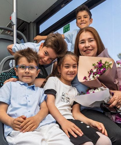 Direksiyon başında bir anne, durakta bekleyen dört kalp