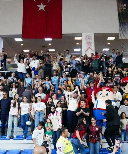 Turgutlu’nun sultanları şampiyonluğa bir adım daha yaklaştı