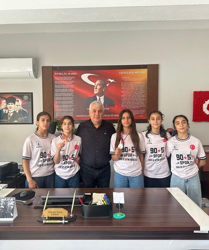 İlçenin yıldız güreşçileri Bolu’dan madalyalarla döndü