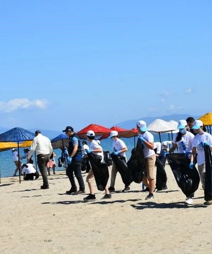 Kuşadası’nda öğrenciler sahilleri temizledi