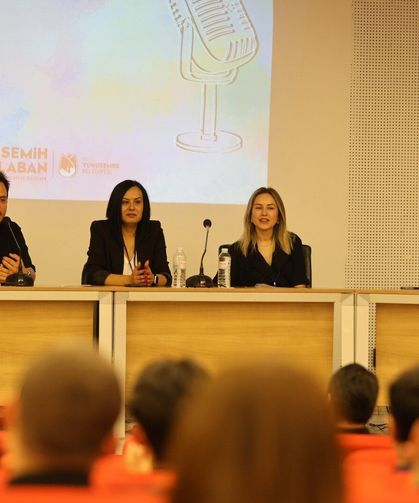 Yunusemre’de gençler ‘Açık mikrofon’ etkinliğinde söz aldı