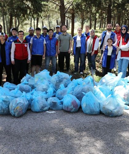 Manisa'da ormanlık alanda yüzlerce kilo çöp toplandı