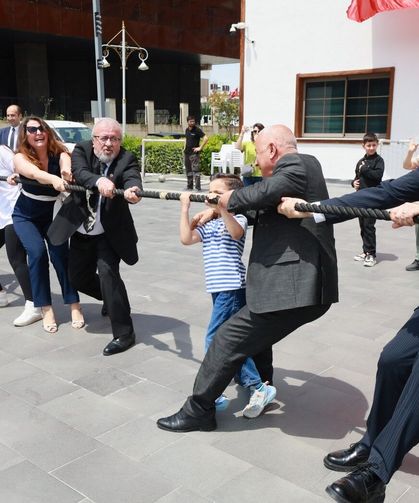 Yunusemre’de 19 Mayıs şöleni renkli görüntülere sahne oldu