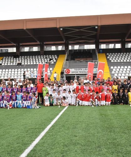 Minikler 19 Mayıs ruhunu sahaya taşıdı