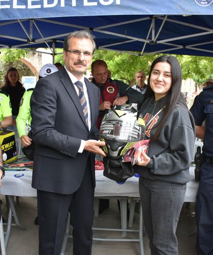 İlçede motosiklet sürücülerine kask dağıtıldı