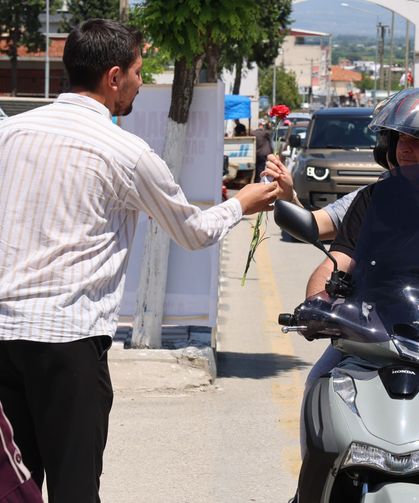 Şehzadeler Belediyesinden karanfil dağıtımı