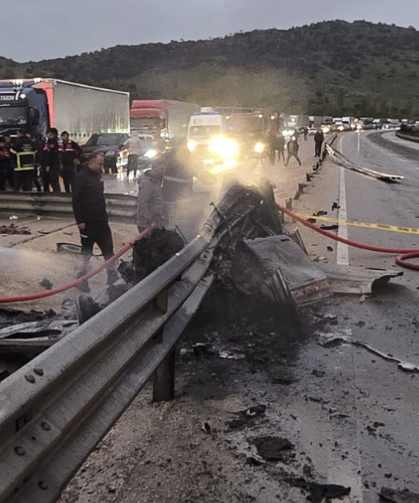 Bariyerlere çarparak yanan otomobilin sürücüsü feci şekilde can verdi