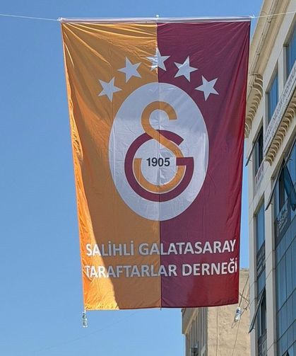 Salihli’de caddelere şampiyon Galatasaray bayrakları asıldı