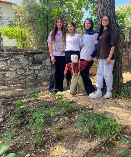 Okul bahçesi hem üretim alanına hem geri dönüşüm merkezine dönüştü