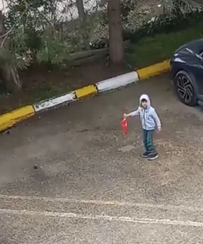 Bolu'da 5 yaşındaki çocuk yerde gördüğü Türk bayrağını koşarak kaldırdı