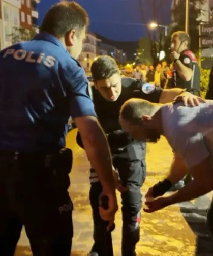 Kızını rahatsız eden gencin kulağını kesti