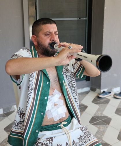 Ameliyattan çıkan hasta solunum egzersizini zurnası ile yaptı