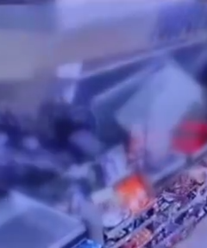 Otomobil markete daldı, vatandaşlar ölümden döndü
