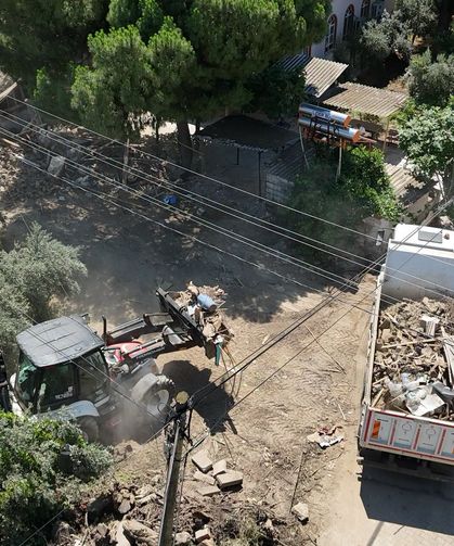 İlçedeki Cami avlusundaki metruk yapılar kaldırıldı