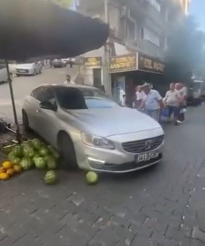 Lüks aracıyla pazara daldı! Tezgahları birbirine kattı