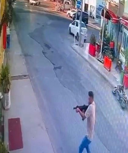 Sevgilisinin çalıştığı işletmeye tüfekle ateş açtı: Saldırı anı kamerada