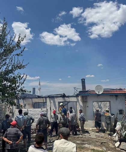 Yanan ev kullanılamaz hale geldi