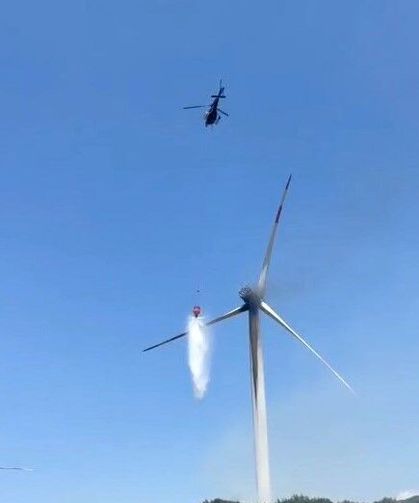İzmir'de rüzgar türbinindeki yangına helikopterle müdahale